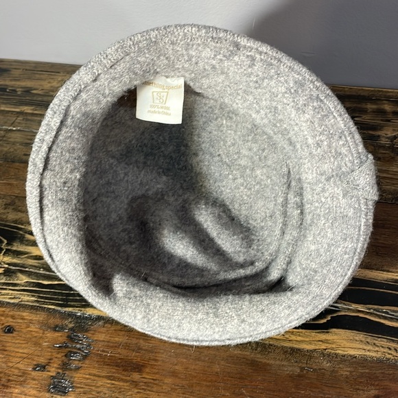 Cute grey wool hat in 100% wool. Fits average size head. Wool “flower” - Picture 6 of 10